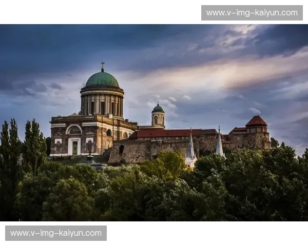 从多瑙河畔到圣西罗之巅：当克拉约瓦遇上米兰，一场跨越时代的足球洗礼